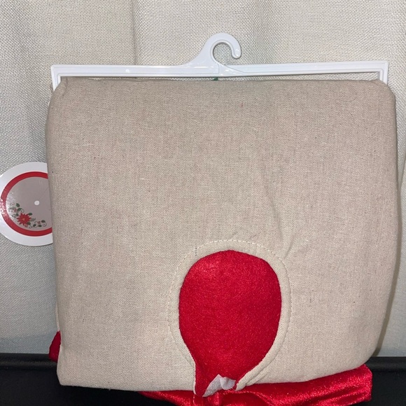 Poinsettia Tree Skirt - Picture 6 of 6